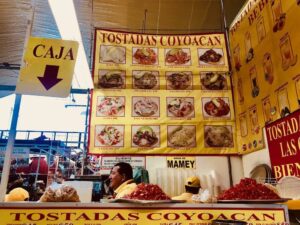 A menu sign, with another sign saying "Caja" with an arrow pointing down underneath