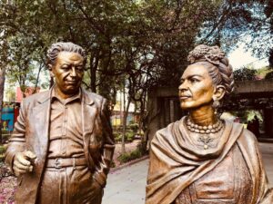 A photo of a copper statue of Diego Rivera on the left and Frida Kahlo on the right.