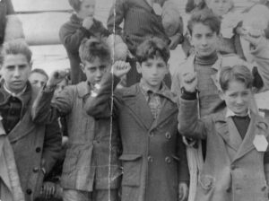 Black-and-white photo of children during the Spanish War
