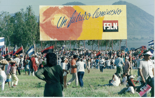 A billboard with the words, "Un futuro luminoso"