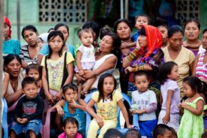 A crowd of kuna people, both parents and children.