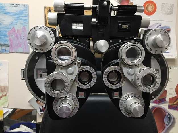 optometrist refraction lenses